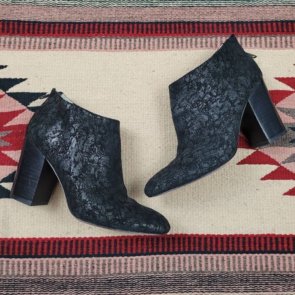 Bettye Muller Metallic Black Suede Heeled Ankle Bootie Sz‎ 6 Textured Zip Back
